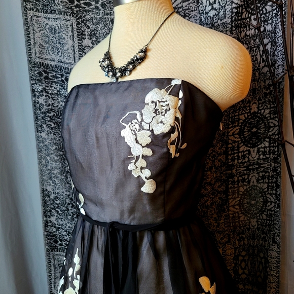 WHBM...STUNNING DRESS - Picture 2 of 8